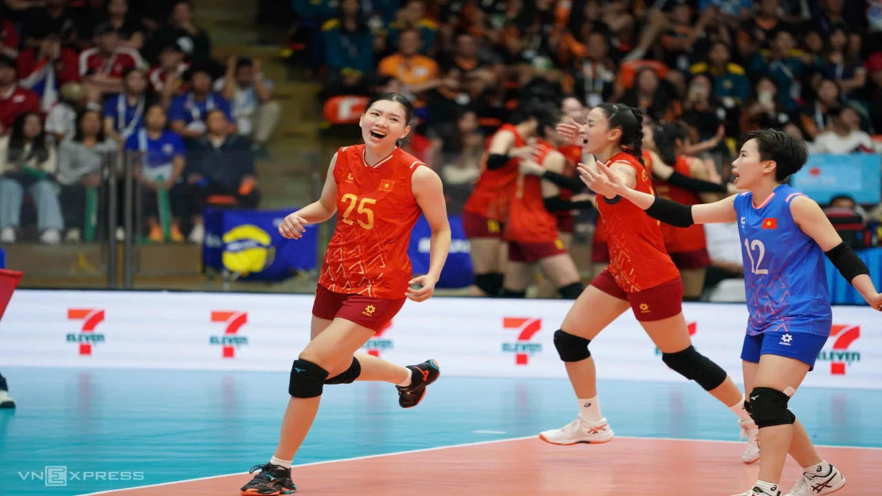 g thế đường cùng, Việt Nam tìm thấy lối thoát nhờ bản lĩnh, và khả năng tận dụng tốt các sai lầm của Thái Lan trong set bốn. Ở thời khắc quyết định, cú đập từ vị trí số 4 của Thanh Thúy chạm rào chắn Thái Lan rồi rơi xuống sân, đem về chiến thắng 25-23 cho